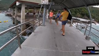 คู่รักสาวไทยกับชาวต่างชาติ นั้งเรือไปเย็ดกันที่เกาะล้านพัทยา เย็ดกลางแจ้งริมมะเล